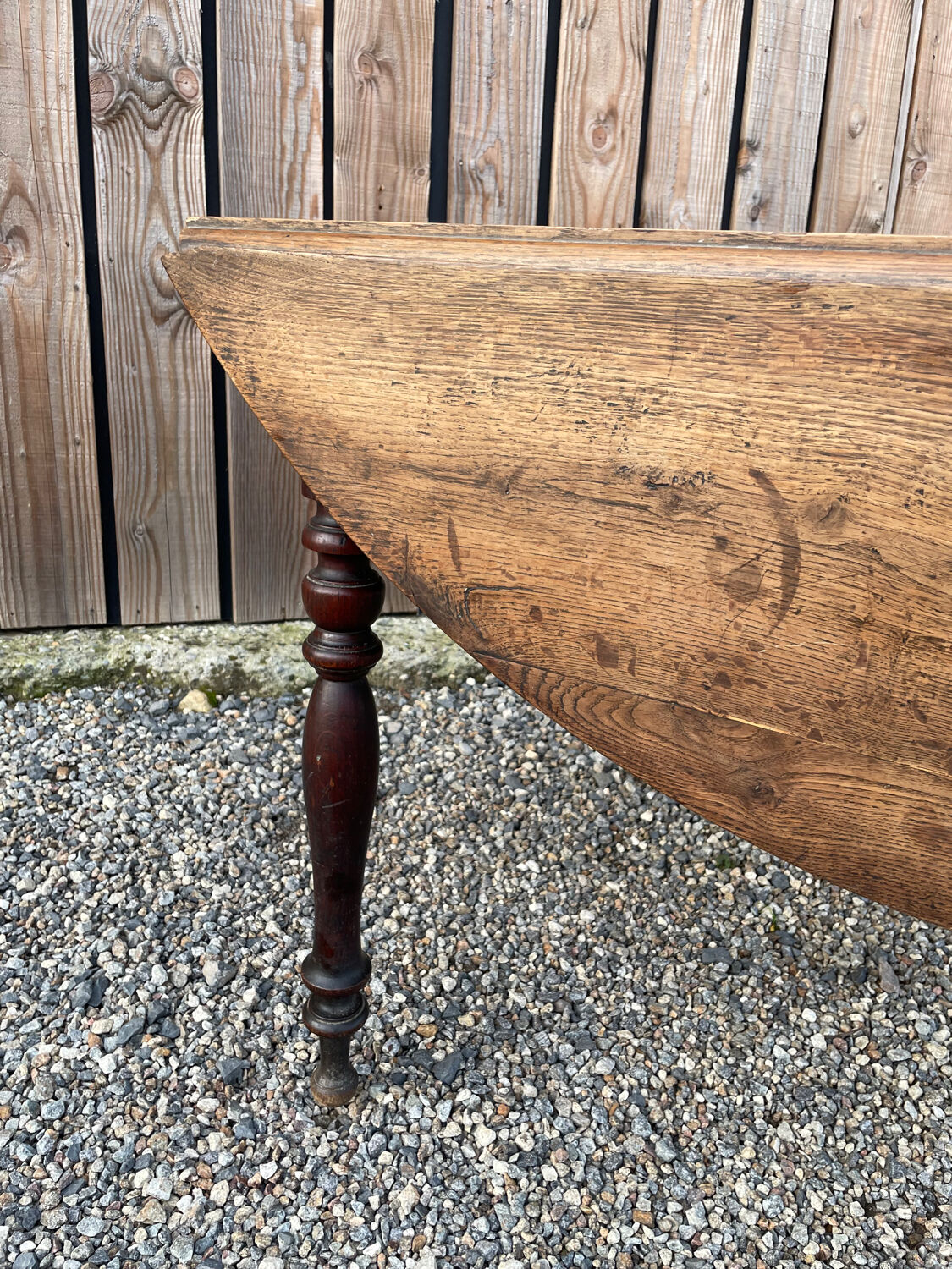 Rustic round table salon