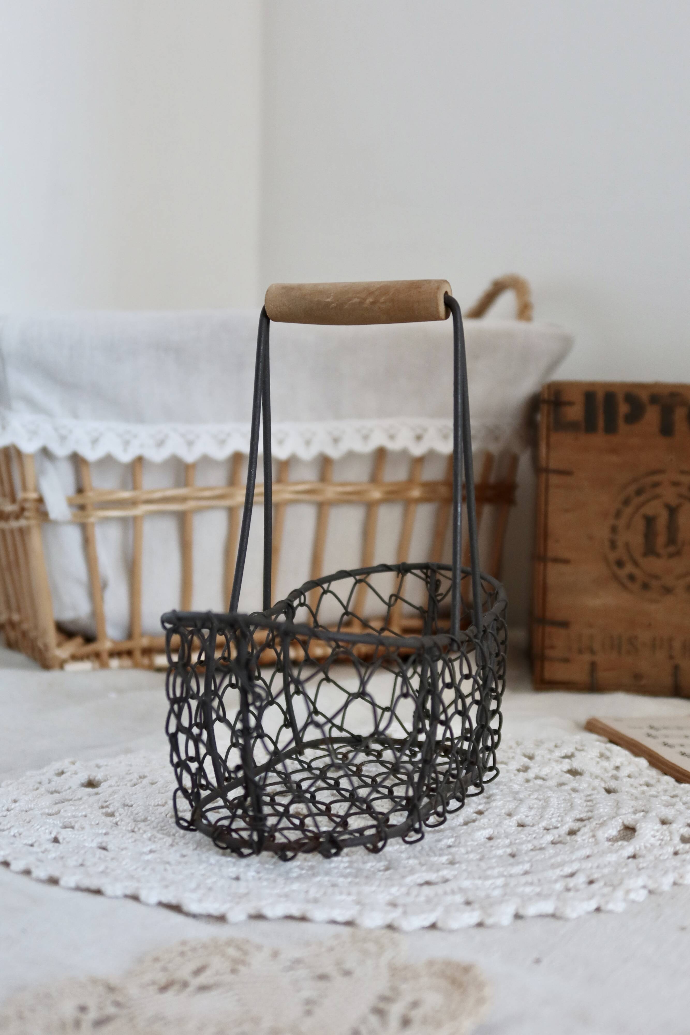 Petit panier à œufs métal et bois vintage rustique