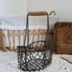 Petit panier à œufs métal et bois vintage rustique