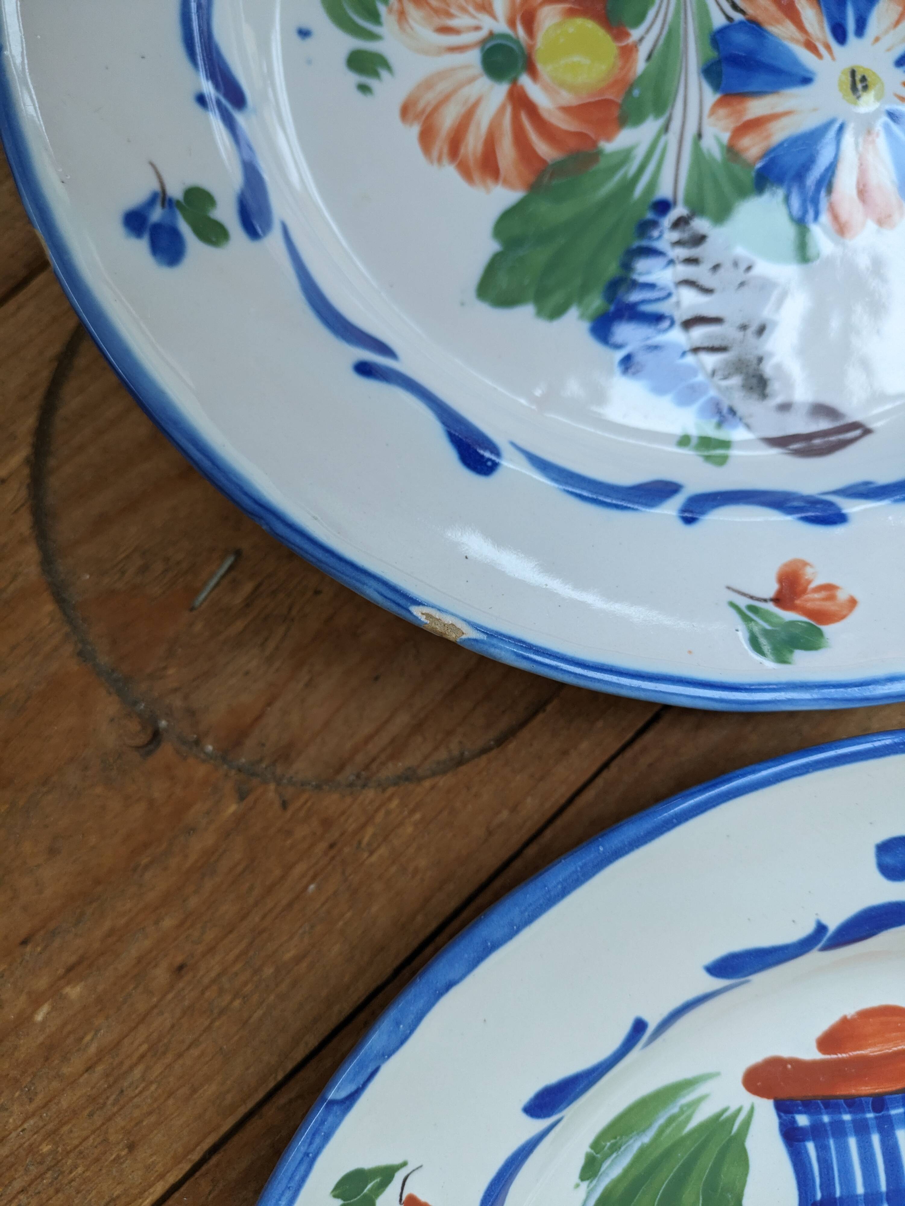 Set of 4 old Saint Clement plates with bouquet of flowers