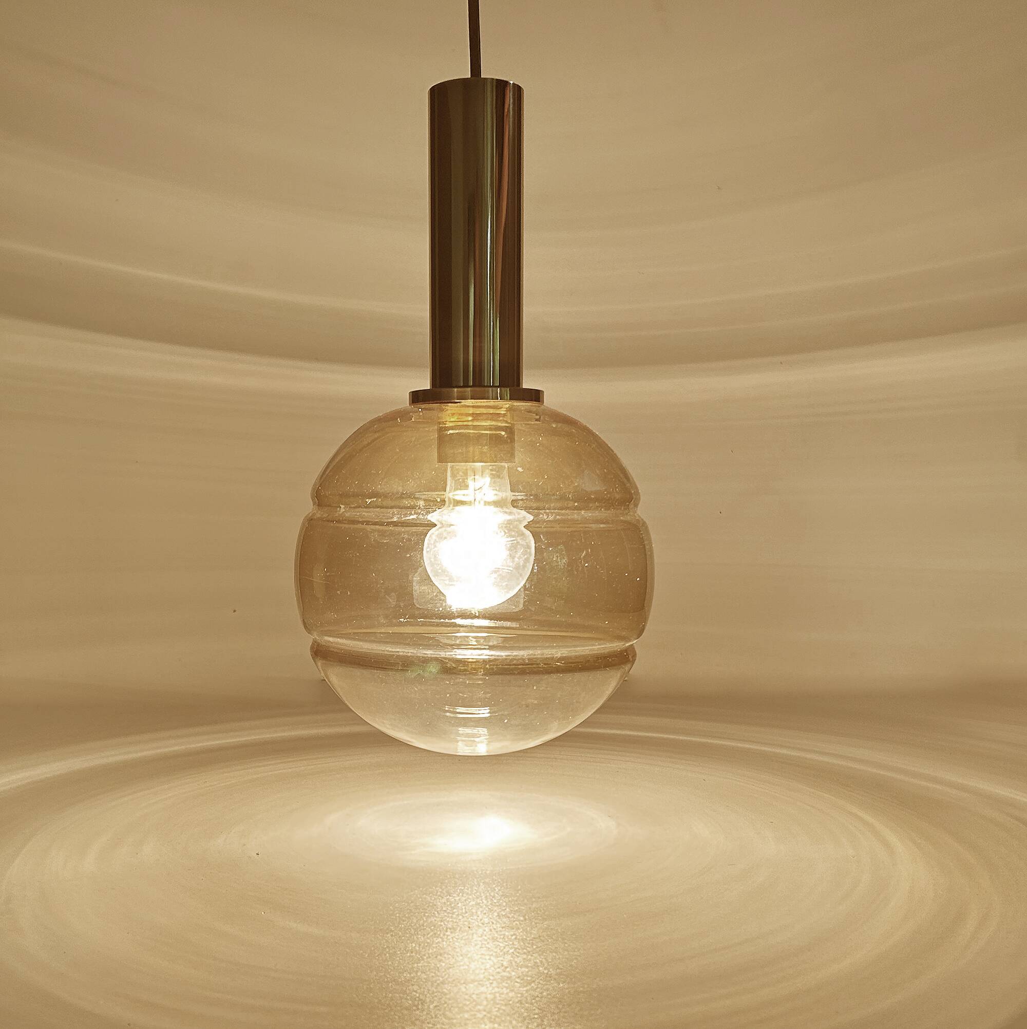 Paire de suspensions vintage en forme de globe en verre
