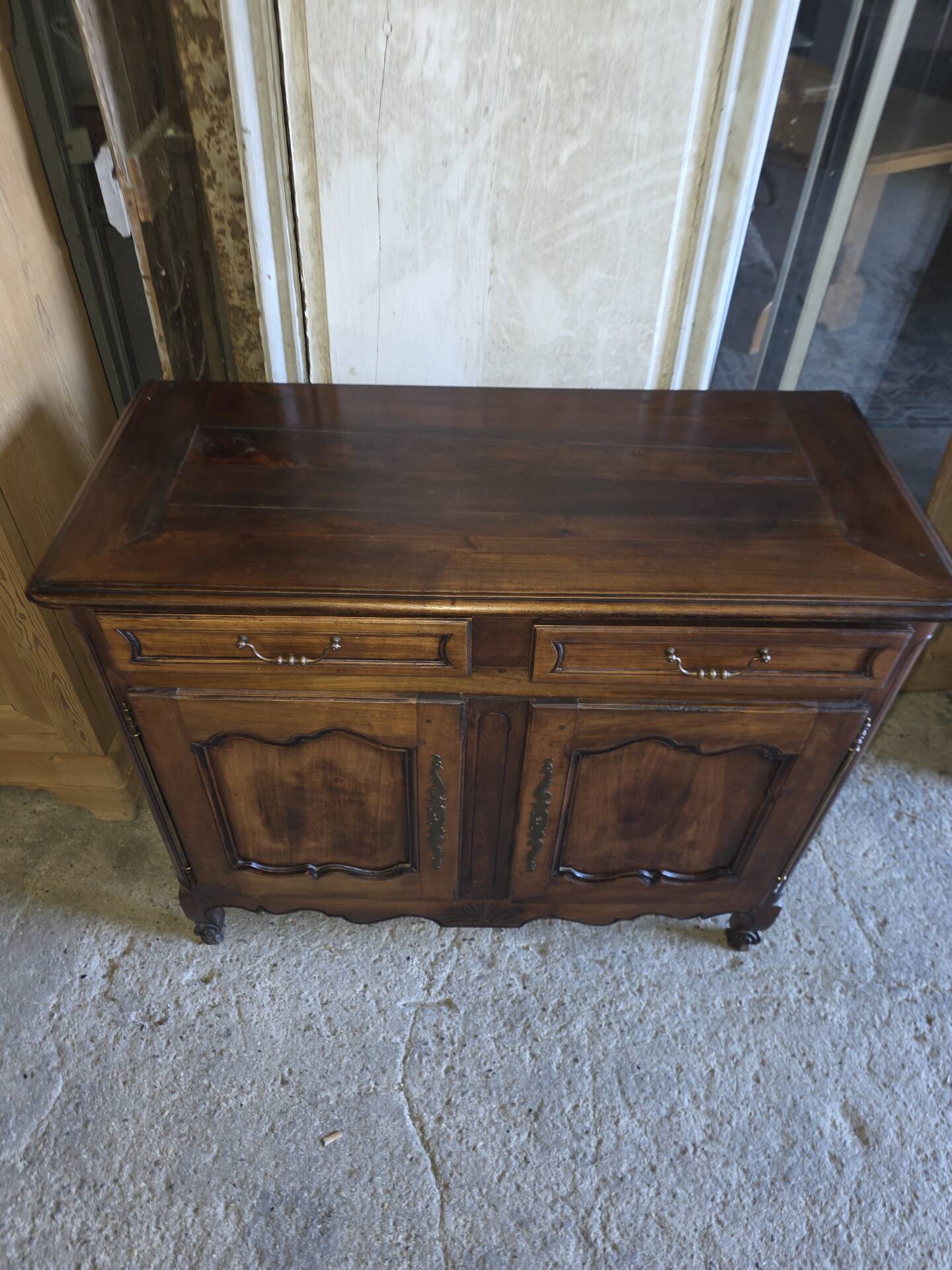 Buffet bas style Louis XV en merisier 
