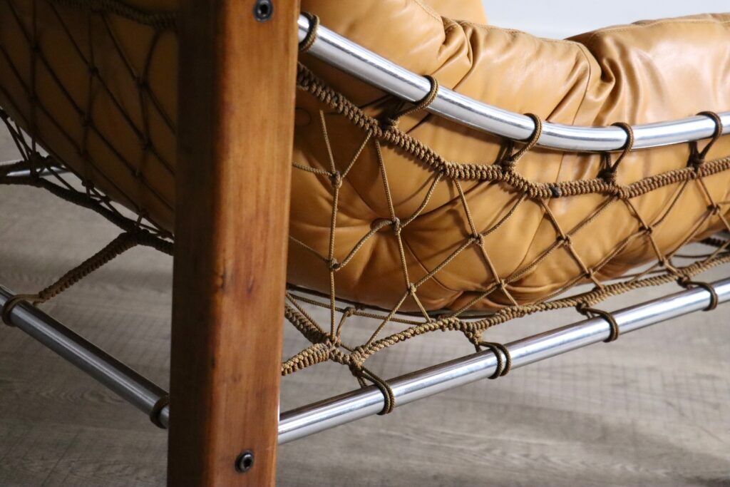 Fauteuil Amazonas avec repose-pieds en cuir cognac par Jean Gillon Brésil