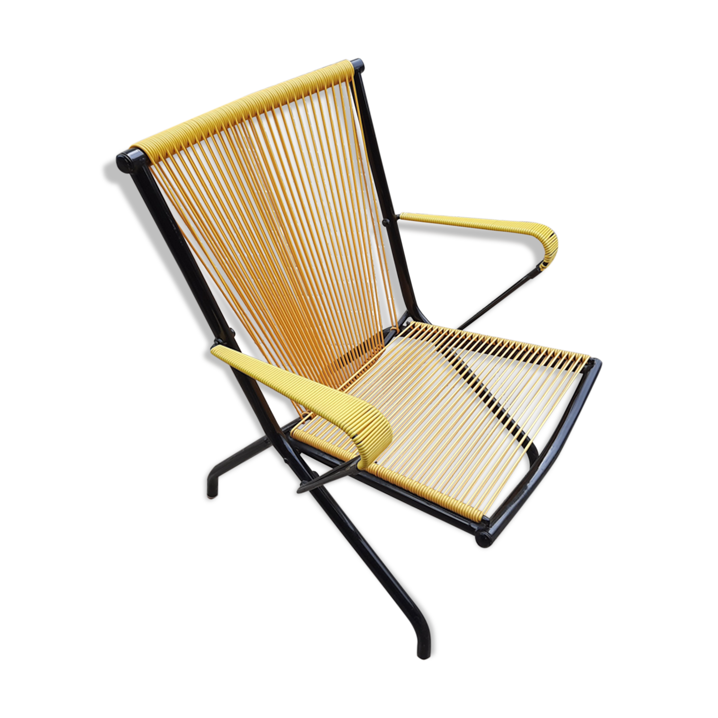 Folding chair in red scoubidou and black metal structure