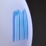 Lampe de table postmoderne en forme de losange avec rayures bleues abstraites sur verre de Murano givré