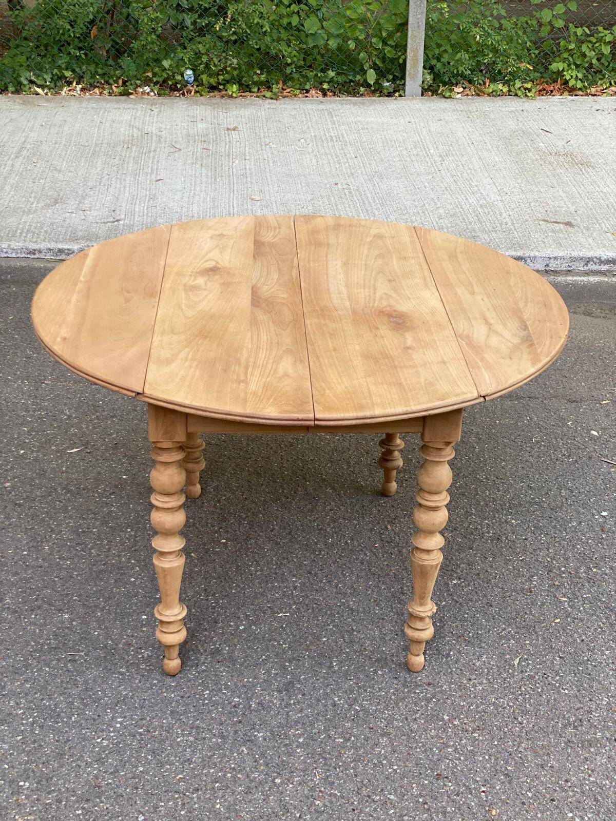 Table à manger ronde extensible à volets décapée en noyer brut 2 rallonges