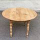 Table à manger ronde extensible à volets décapée en noyer brut 2 rallonges