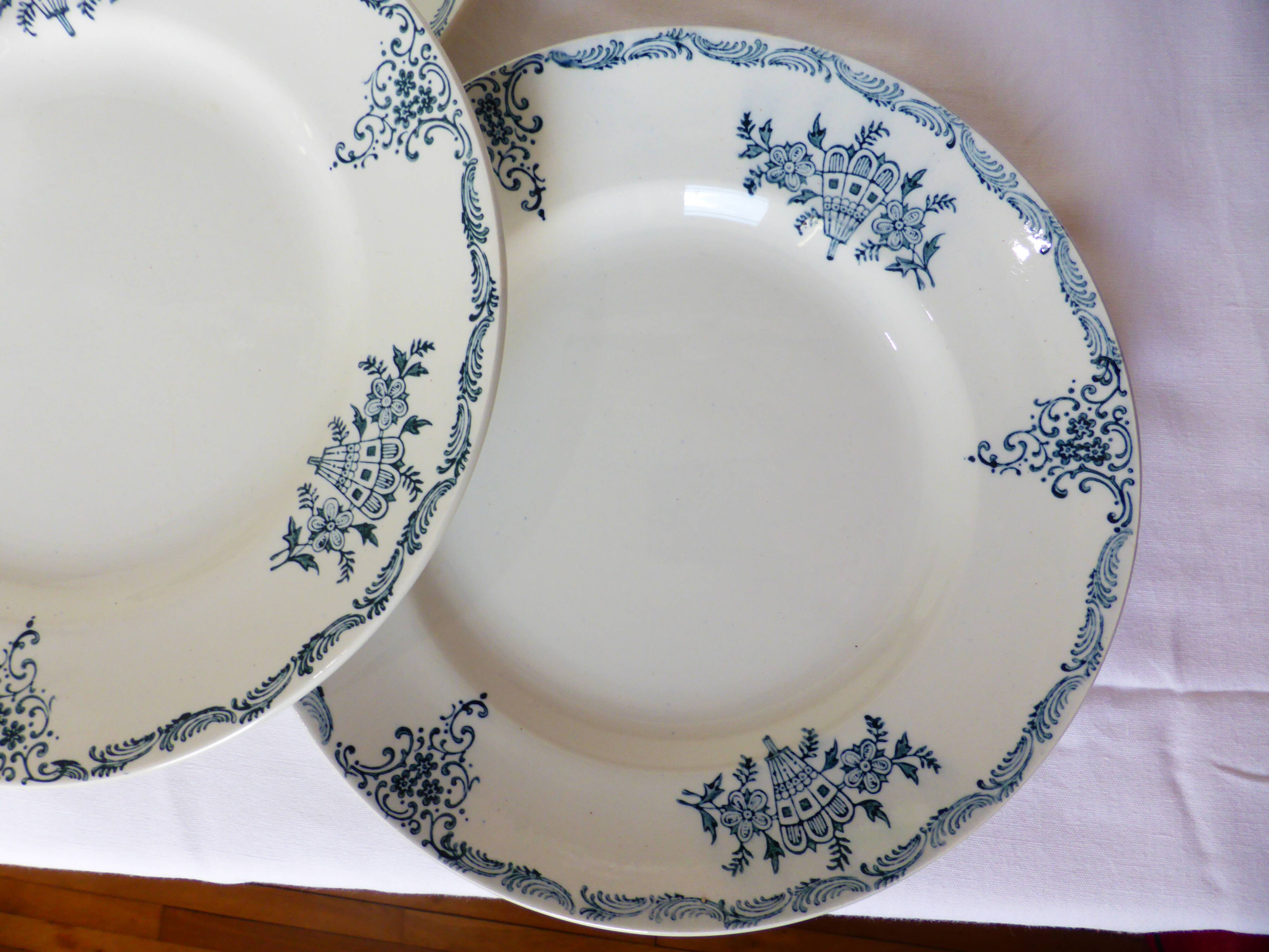 4 assiettes plates en terre de fer de St Amand