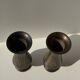Paire de deux petits vases en métal ciselés H15,5 D6,5