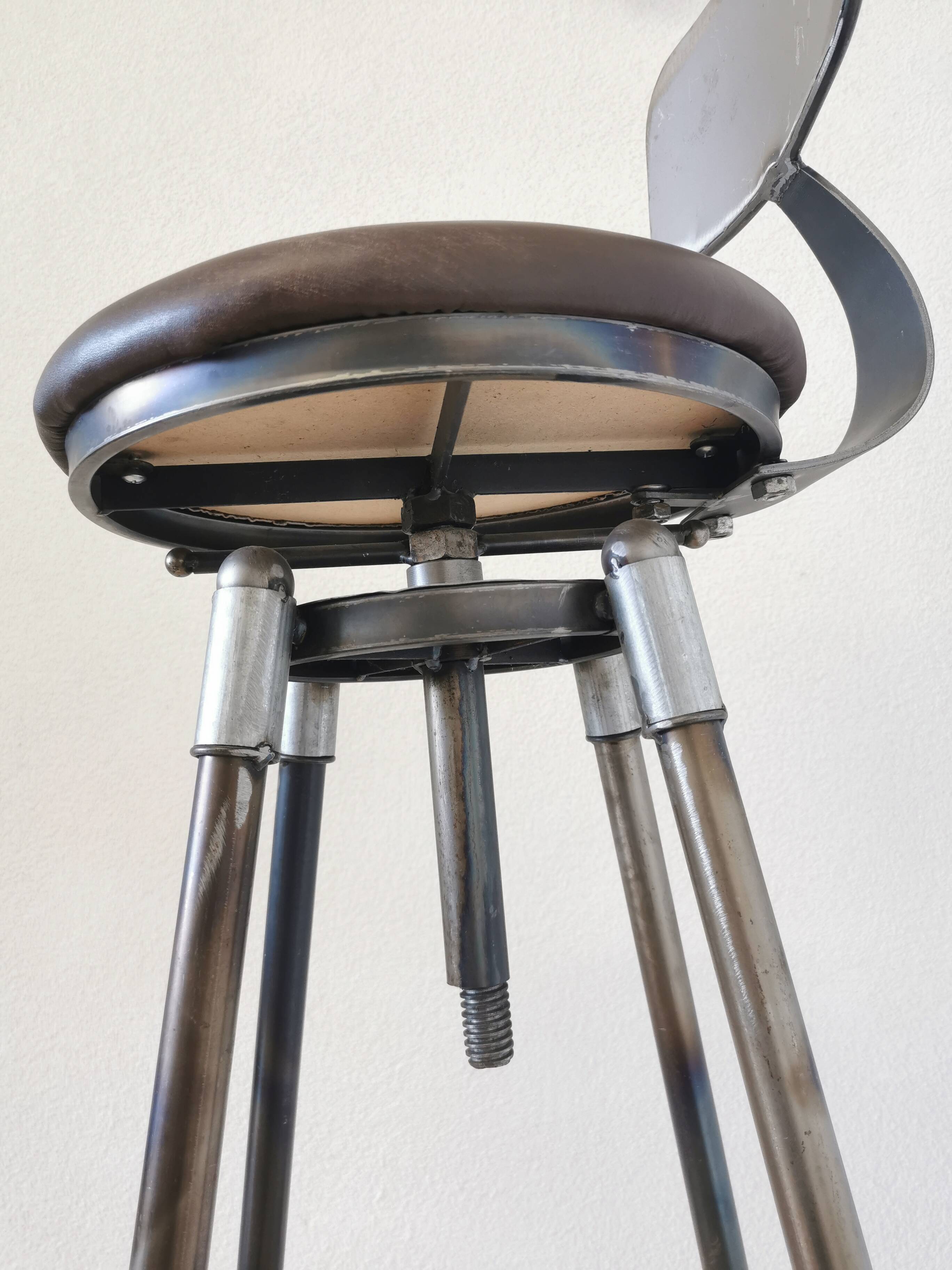 Chaise de bar vintage en métal faite à la main : siège pivotant en cuir à hauteur réglable