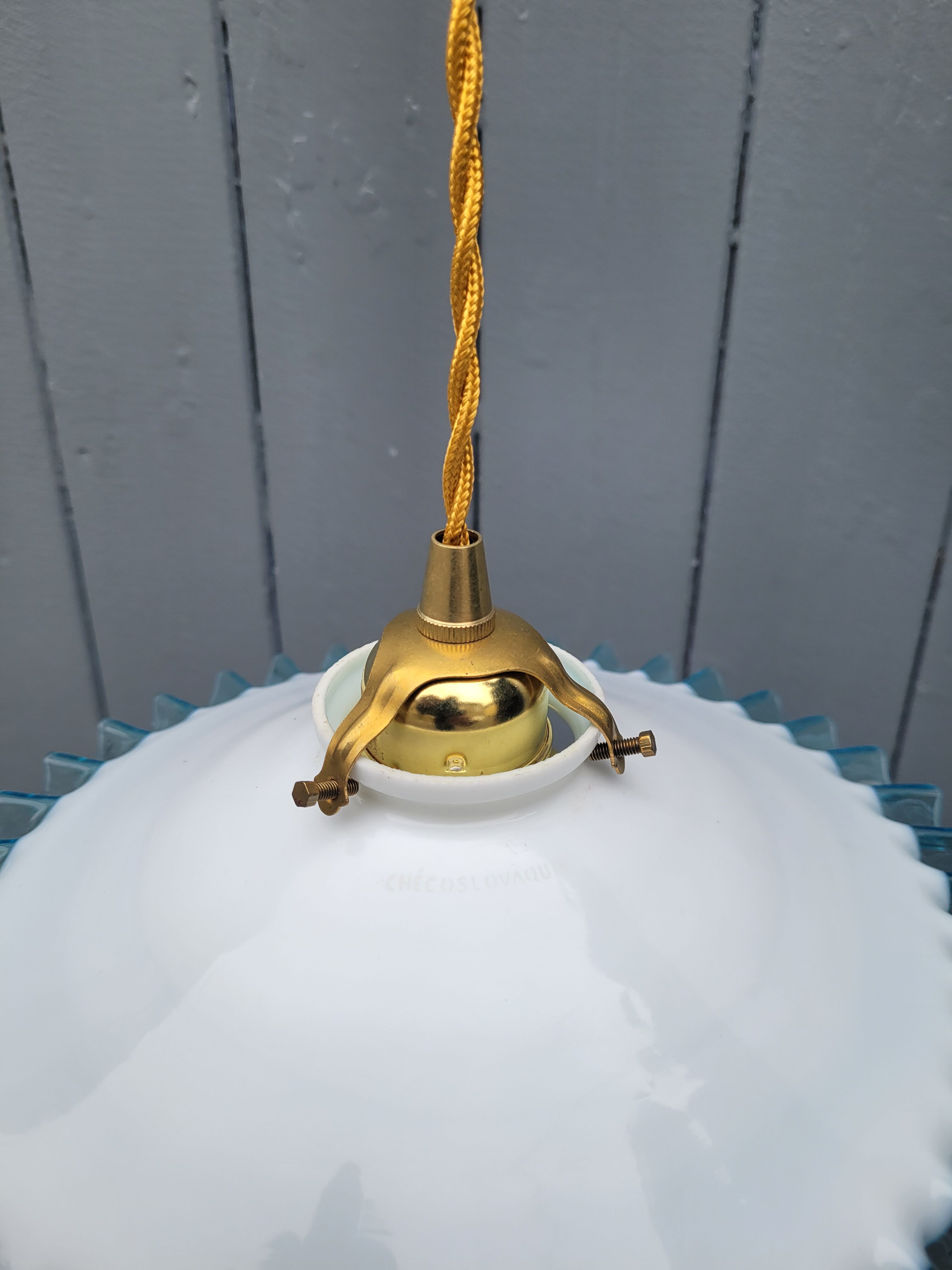 Serrated opaline suspension