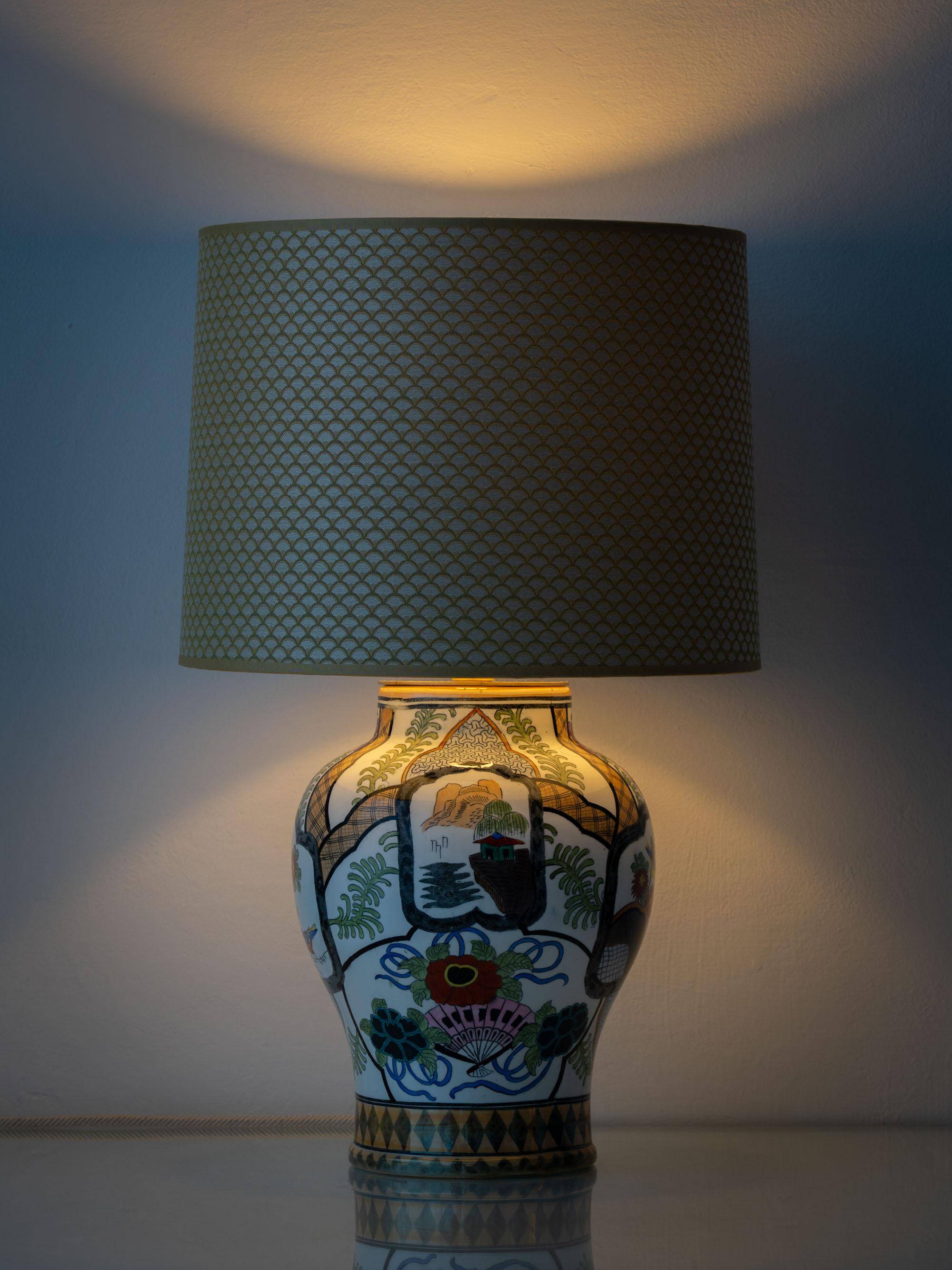 Chinese porcelain table lamp hand-painted by Petrus Regout, circa 1880, new lampshade.
