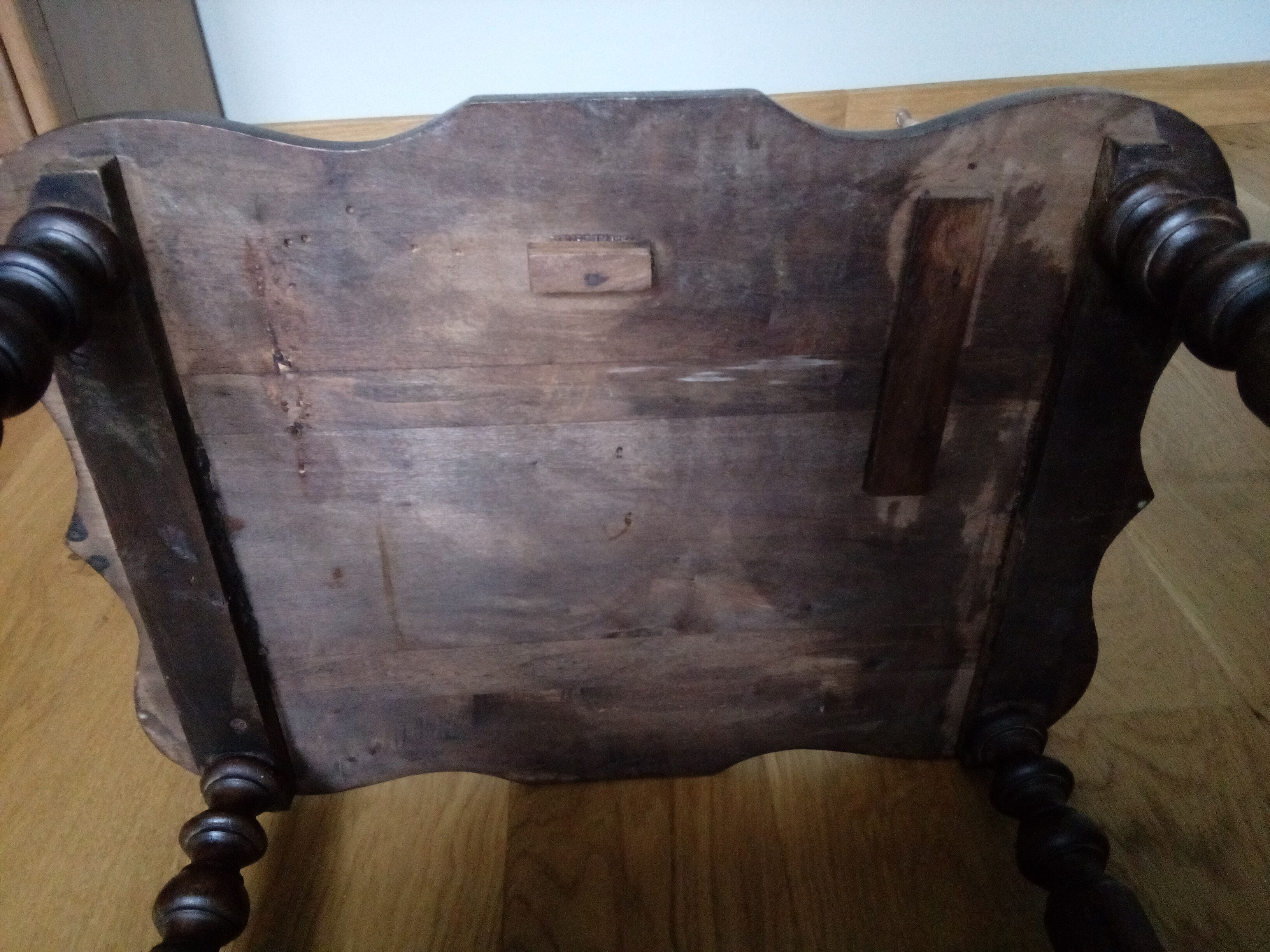 Console solid wooden sofa tip, turned wooden footing