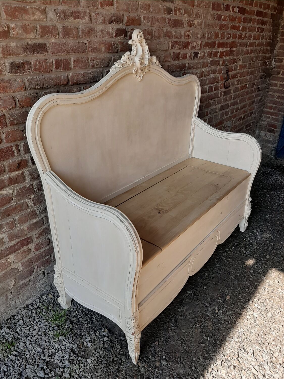 Chest bench