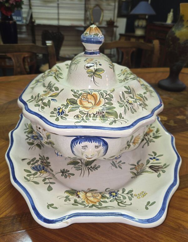 Enorme Soupière ancienne en faïence – décor floral – avec plateau assorti