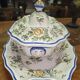 Enorme Soupière ancienne en faïence – décor floral – avec plateau assorti