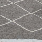 Grey and white bed downing carpet 73x139cm