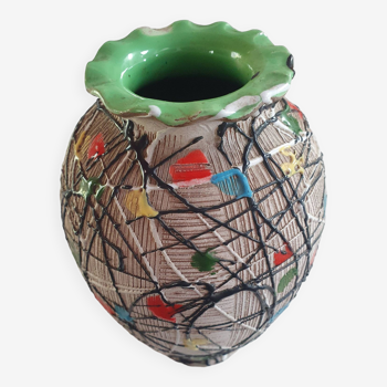 Vase vintage année 60 en ceramique au decor abstrait avec serpntins verts et confettis de couleur