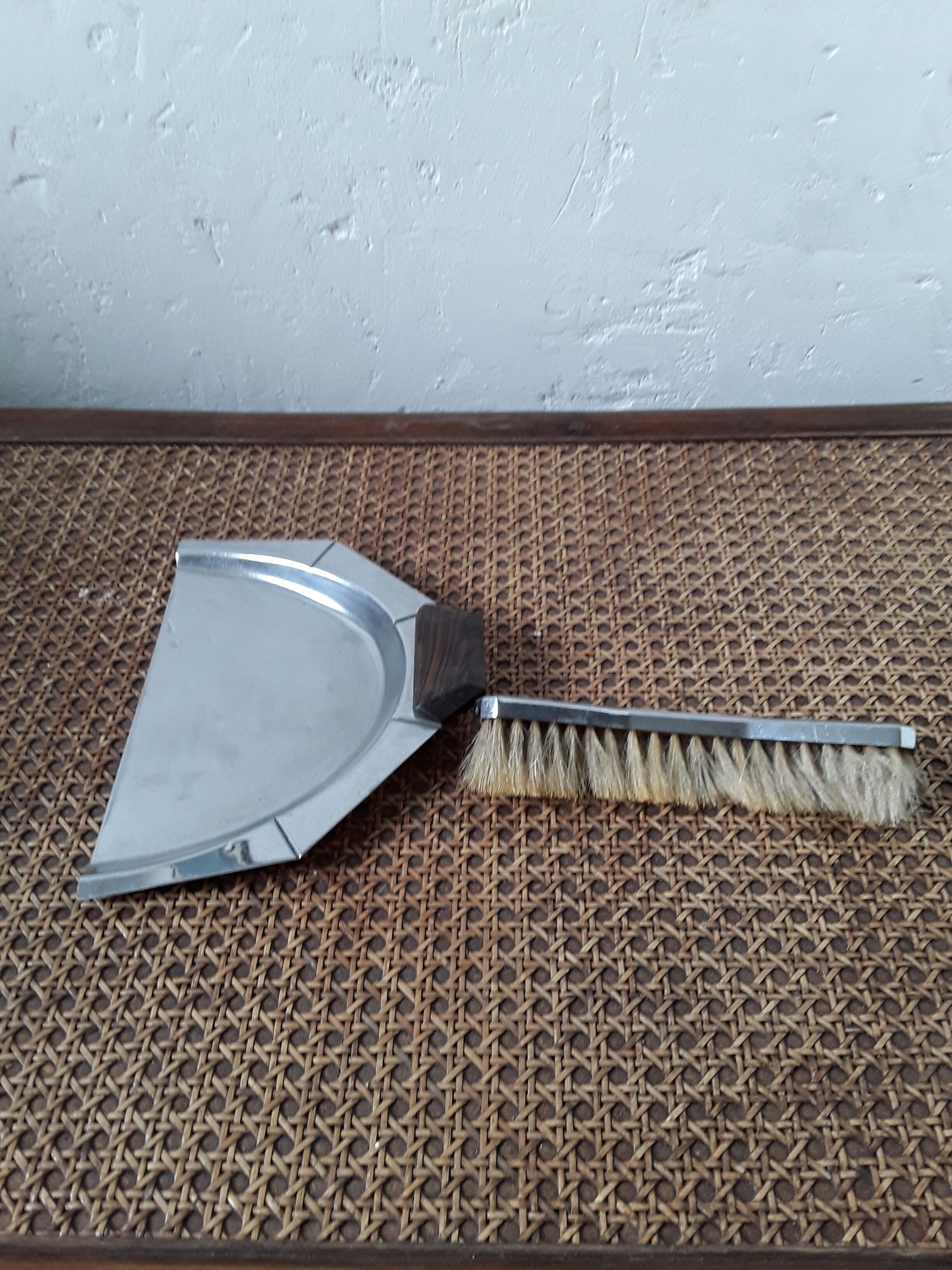 Shovel picks up crumbs and art deco brush