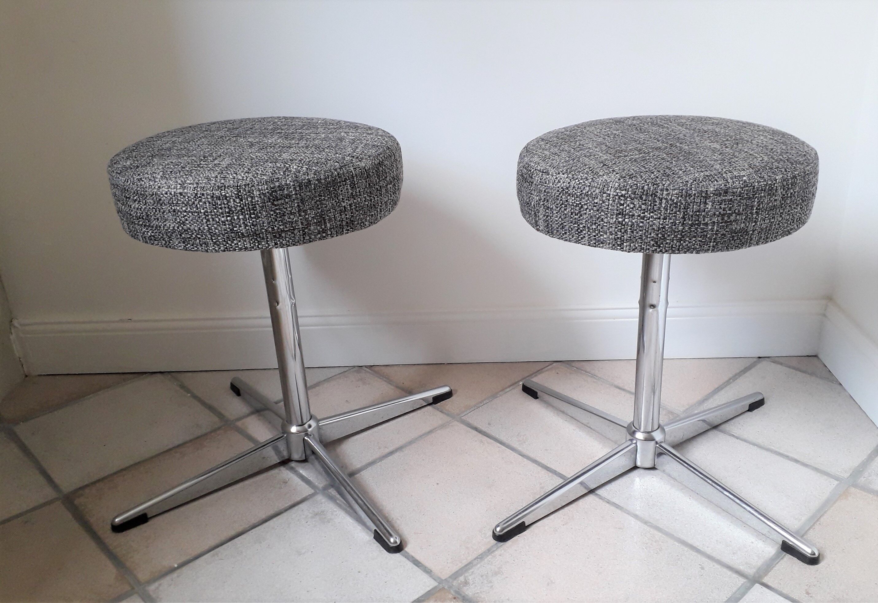 Pair of swivel stools 70s central foot