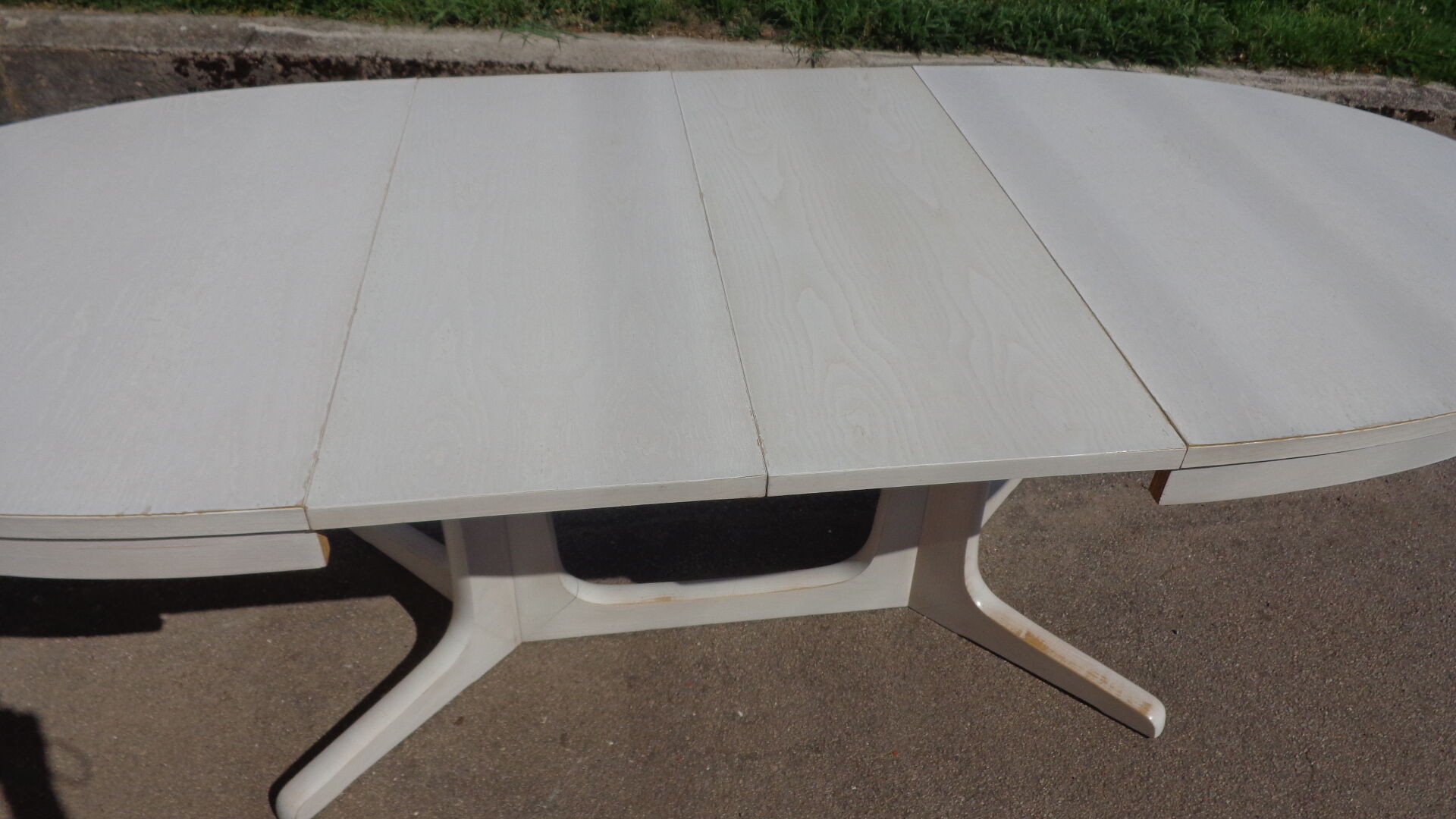White oval Baumann table