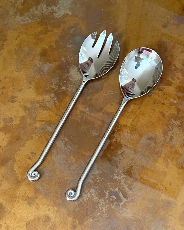 Set of 2 aesthetically designed spiral/twirling salad servers – 18-10 Stainless Steel