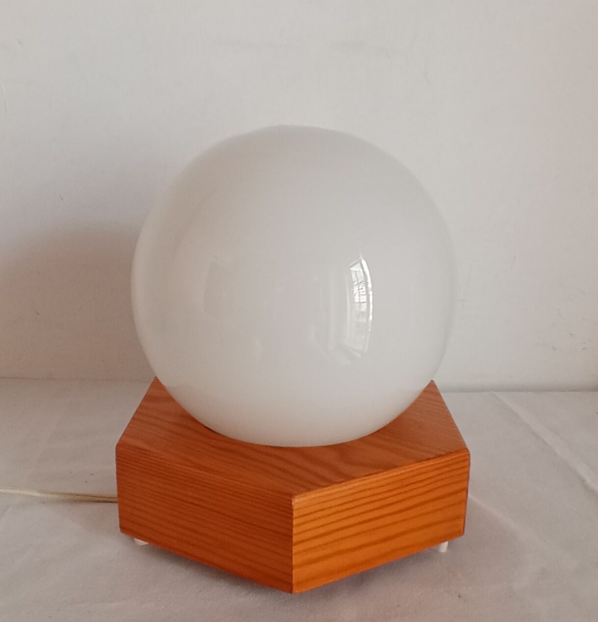 Bedside lamp in wood and opaline
