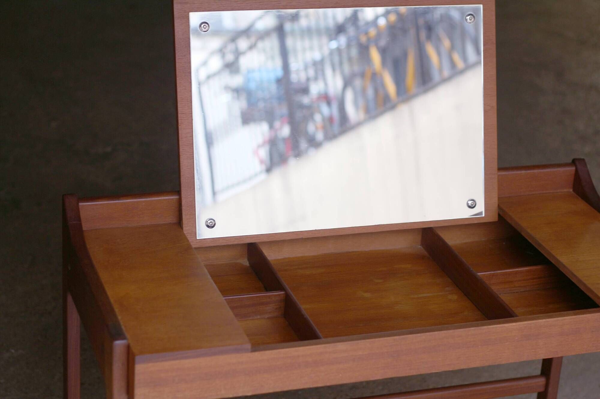 Succession LACOSTE: Scandinavian teak desk hairdresser (1960s).