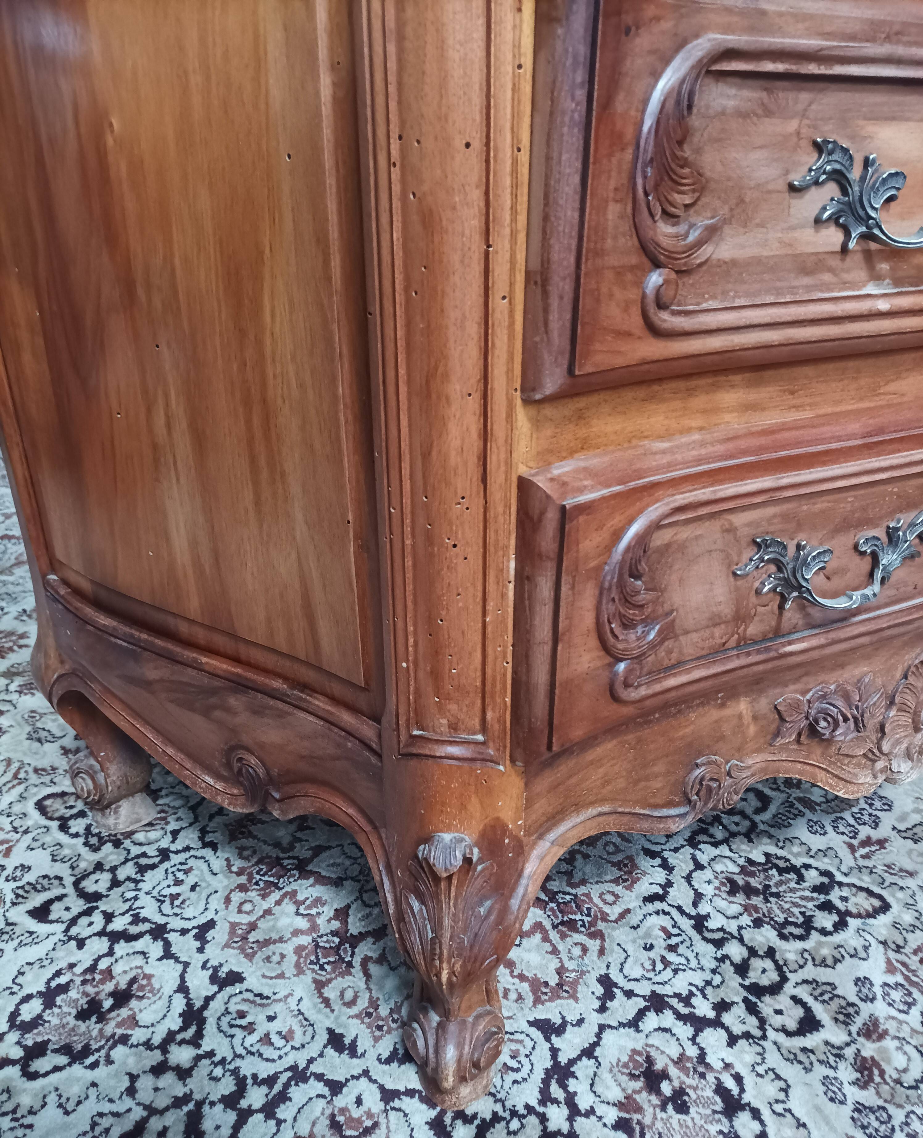 Commode Rocaille en noyer sculpté XXème