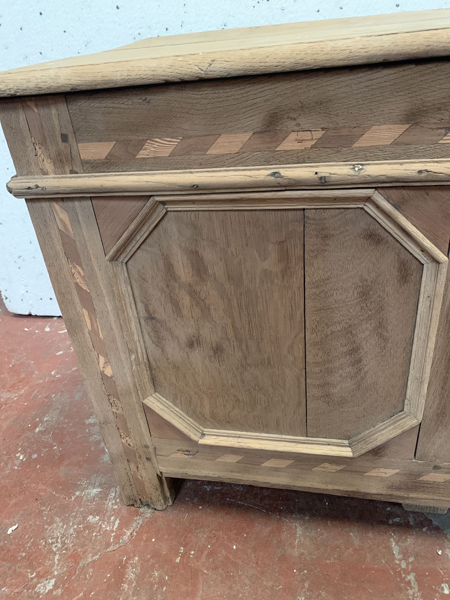Chest in oak and marquetry of light wood XVIII century