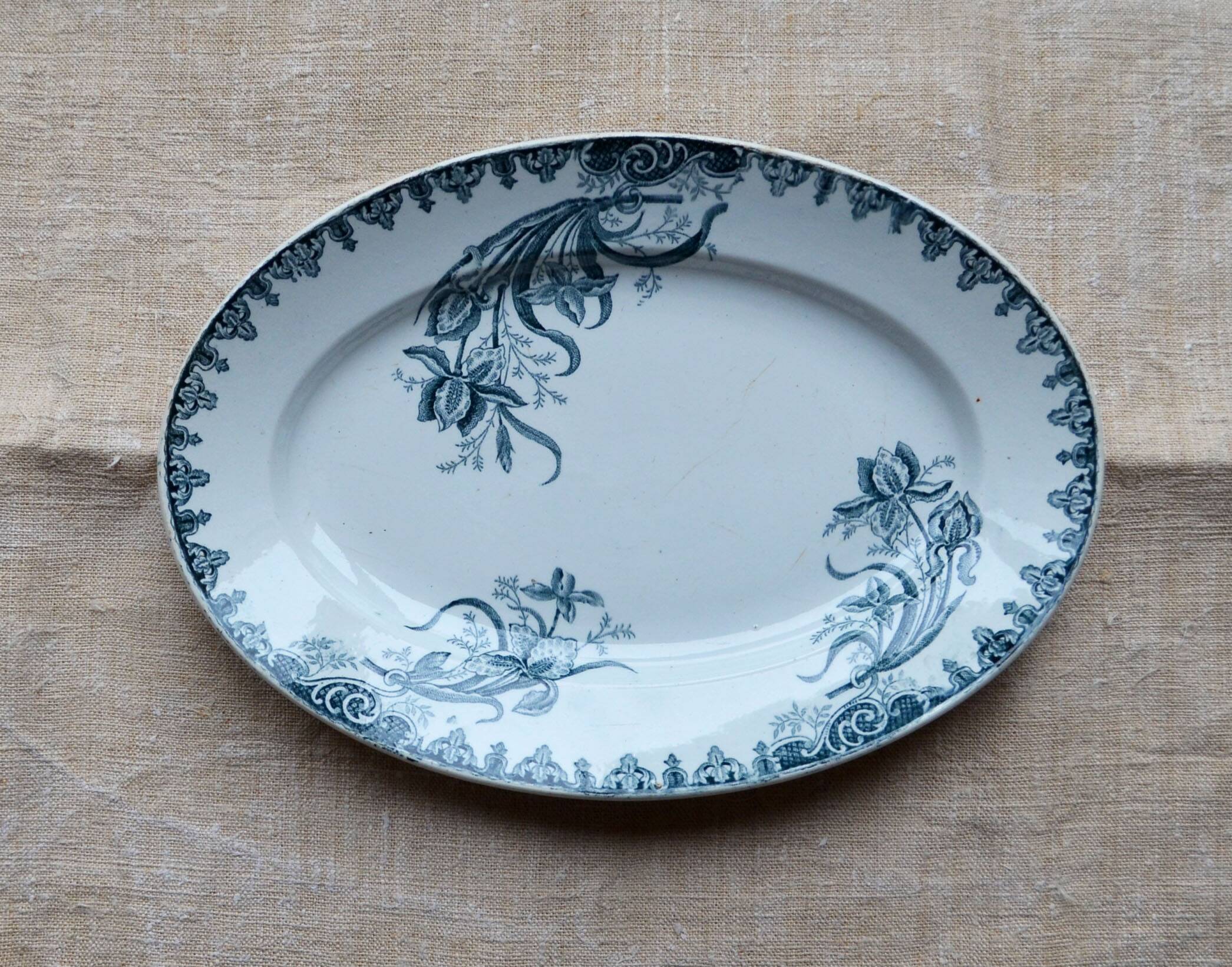 Oval iron earth dish "iris" model