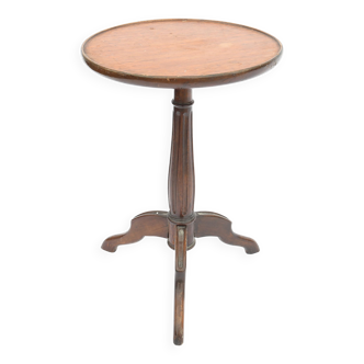 Triod pedestal table