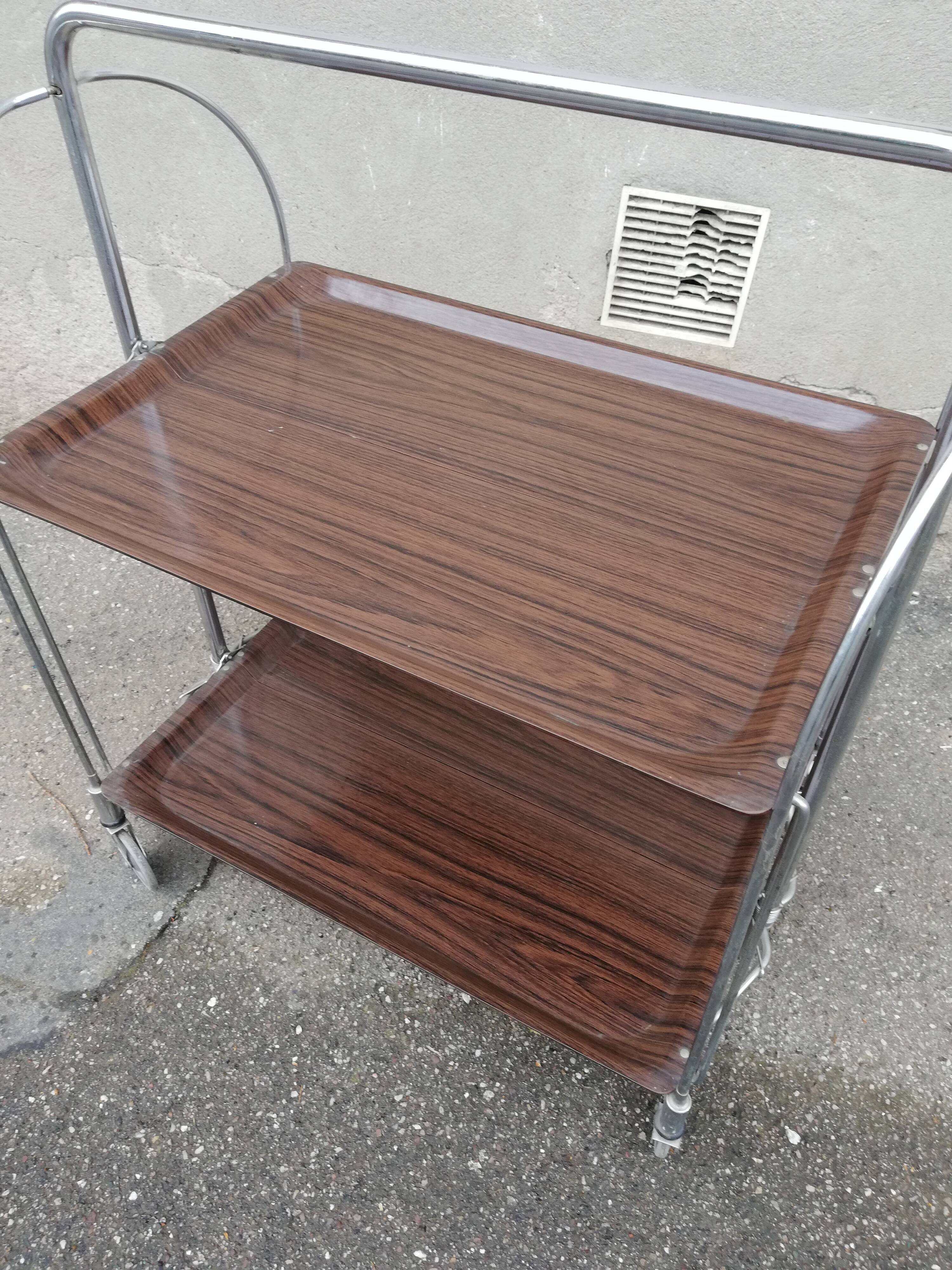 Folding serving table