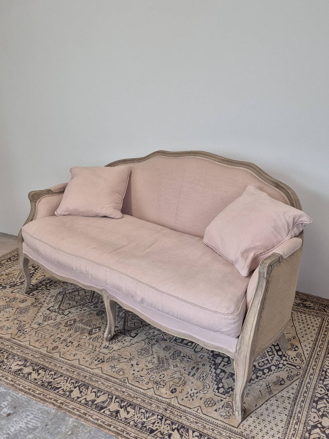 Louis XV style bench sofa in pink fabric and burlap
