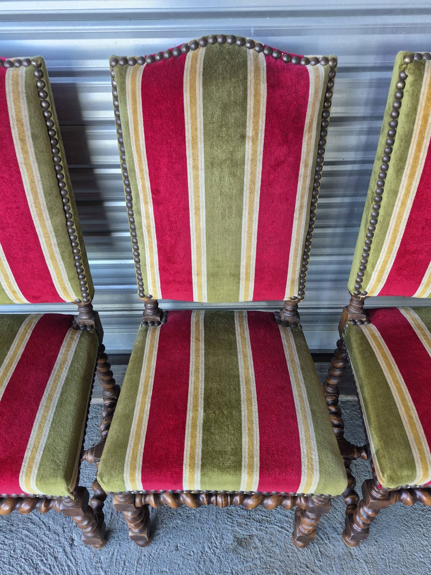 Set of 6 Louis XIII style chairs in turned wood and velvet.