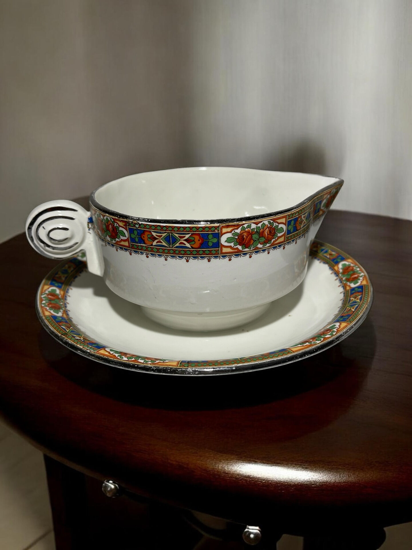 Ensemble ancien en faïence d’Onnaing – légumier couvert et saucière –