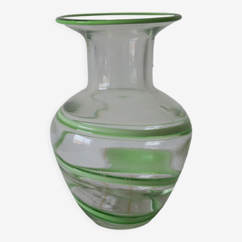 Vase en verre soufflé à motif vert