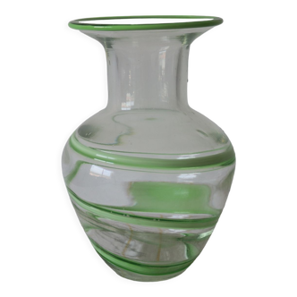 Vase en verre soufflé à motif vert