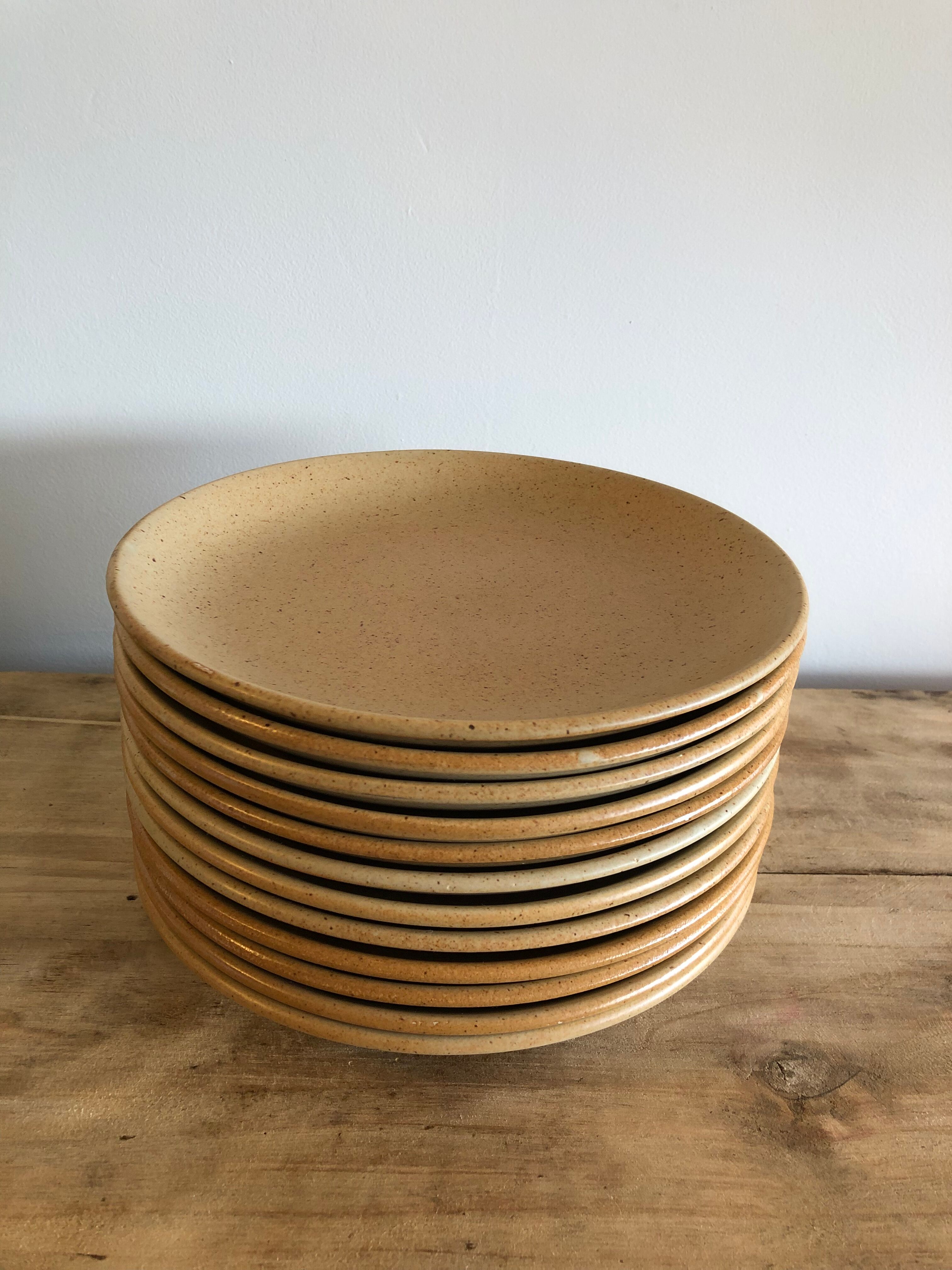 Suite de 12 assiettes plates en grès