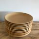 Suite de 12 assiettes plates en grès