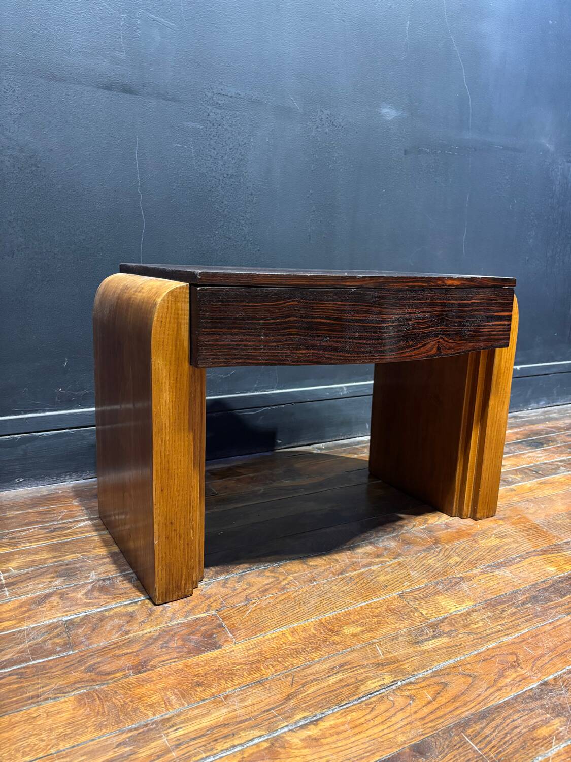 Solid wood side table – Vintage charm and timeless elegance