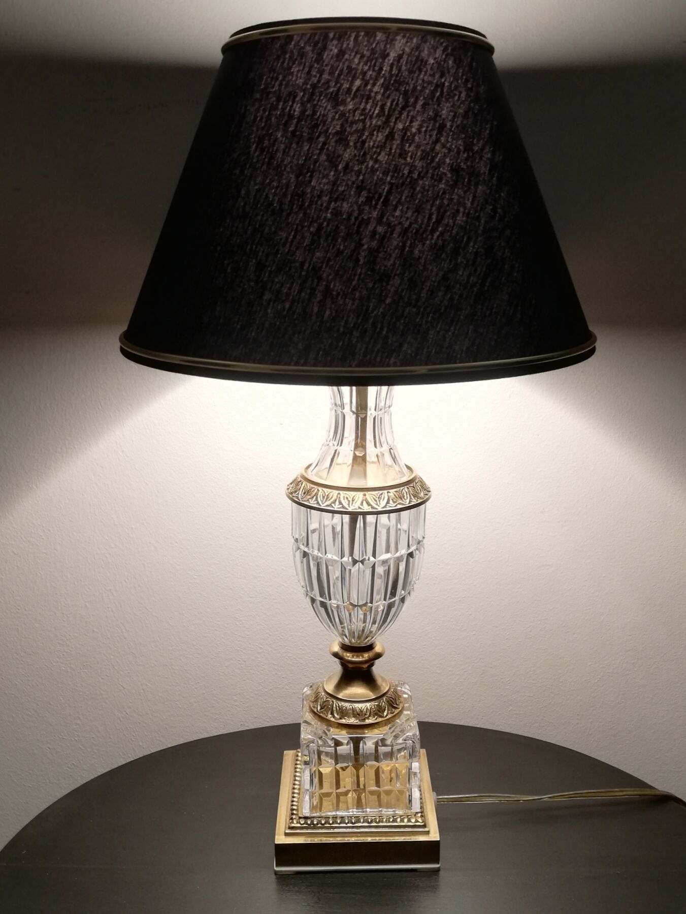 Lampe de chevet en verre ciselé et laiton doré
