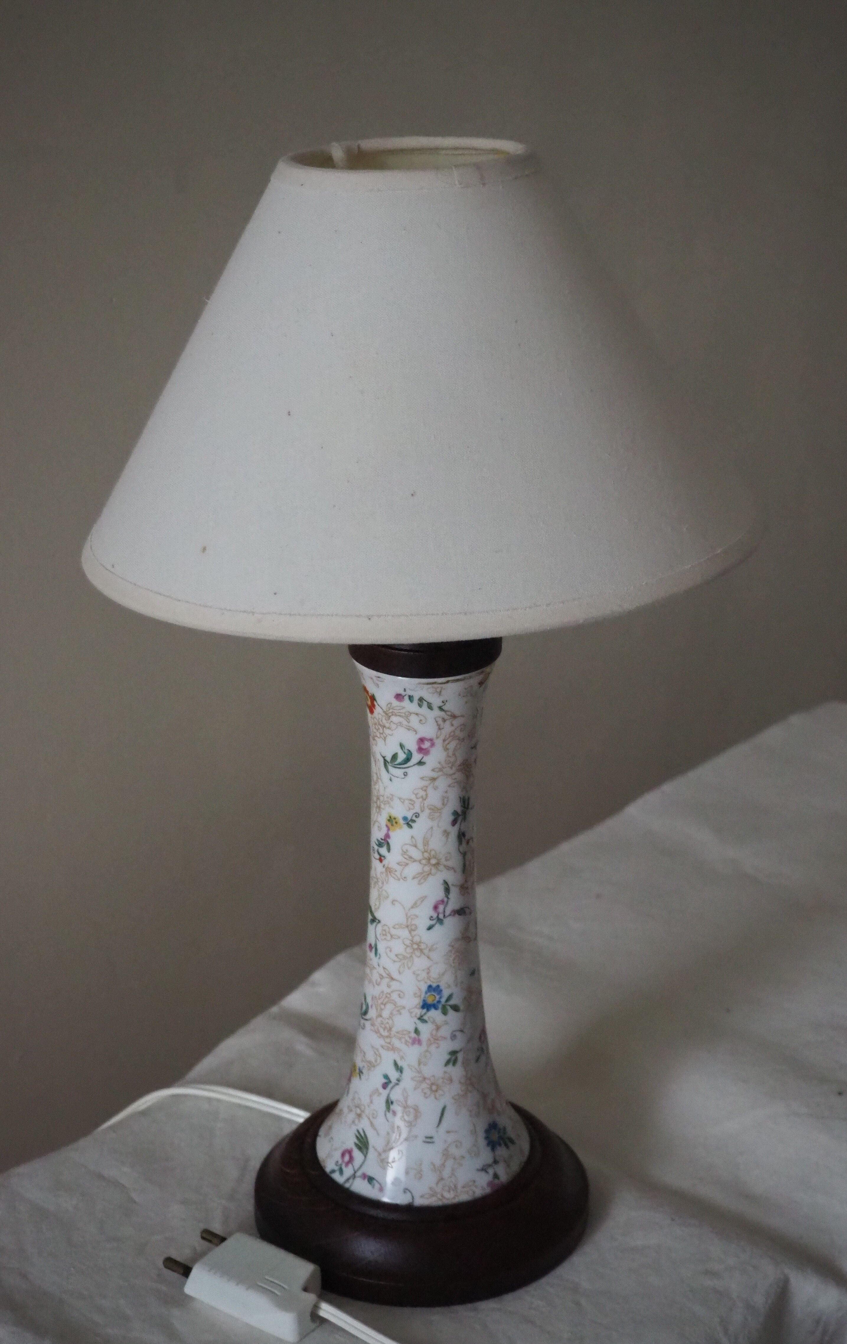 Table lamp for bedside use in earthenware with a wooden base.