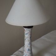 Lampe à poser de table de chevet d’appoint en faïence et socle en bois