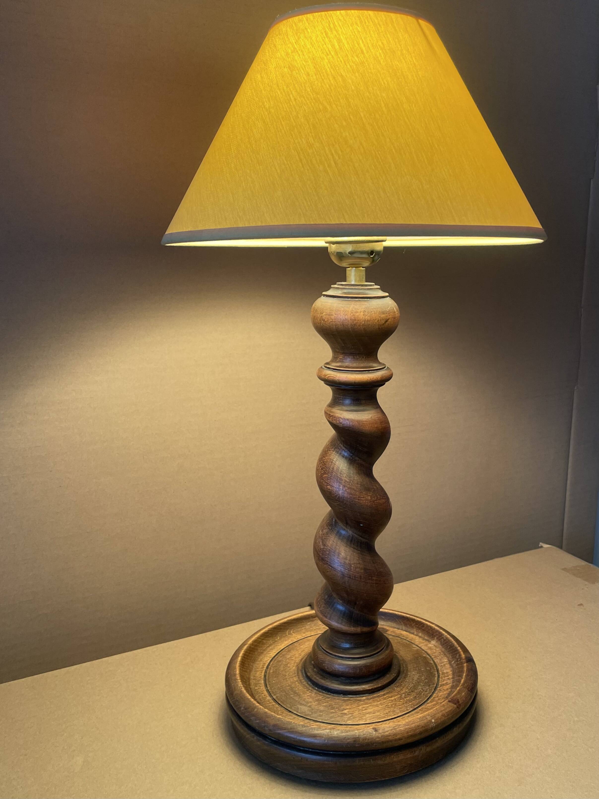 Lampe en bois ancienne