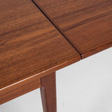 Table à manger danoise du milieu du siècle en teck et chaussettes noires par Niels Otto Møller années 1960