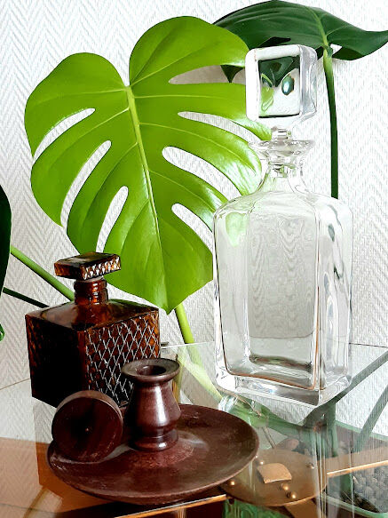 Whisky decanter with flat cap