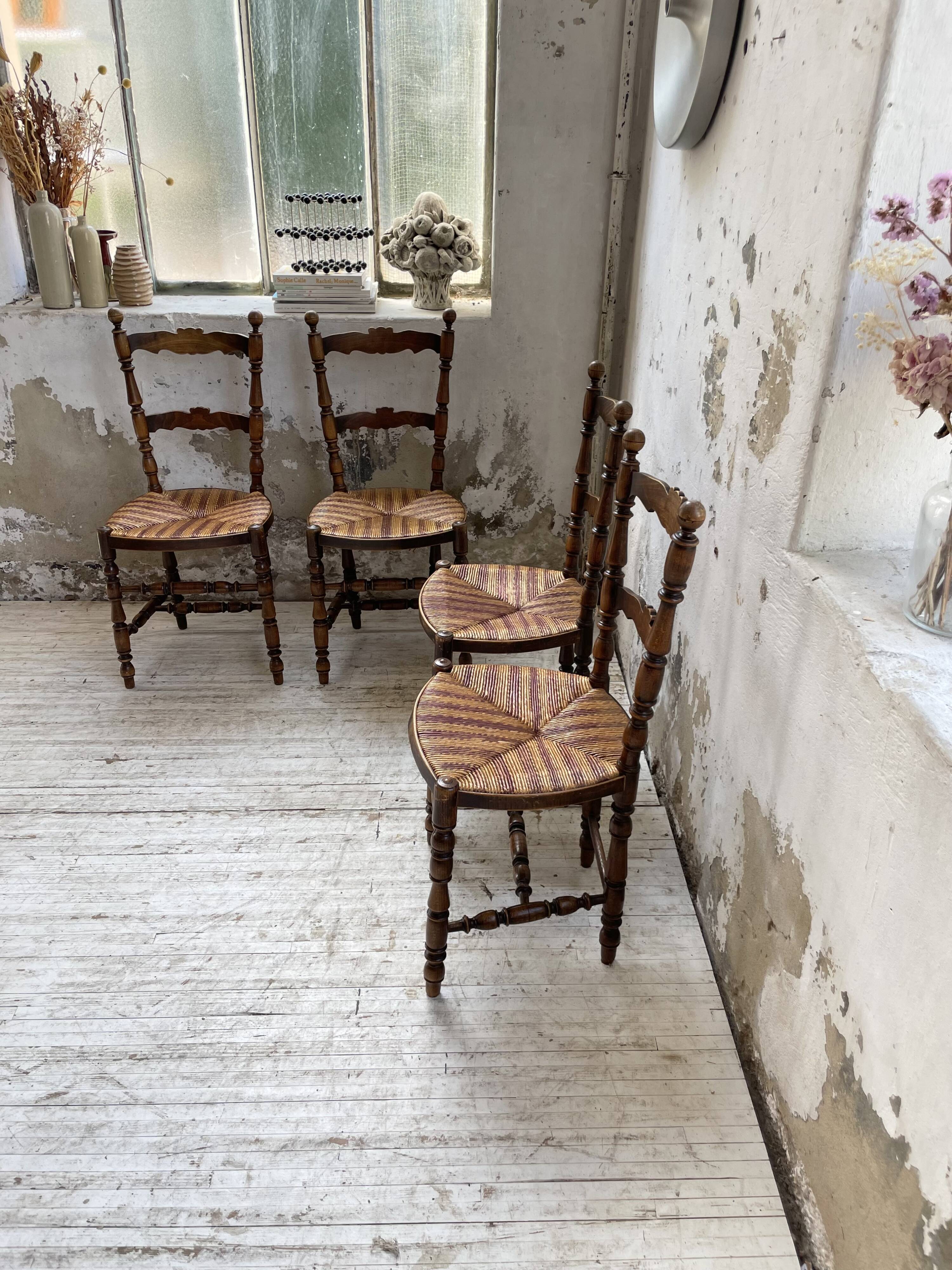 Set of rustic Provençal mulched chairs