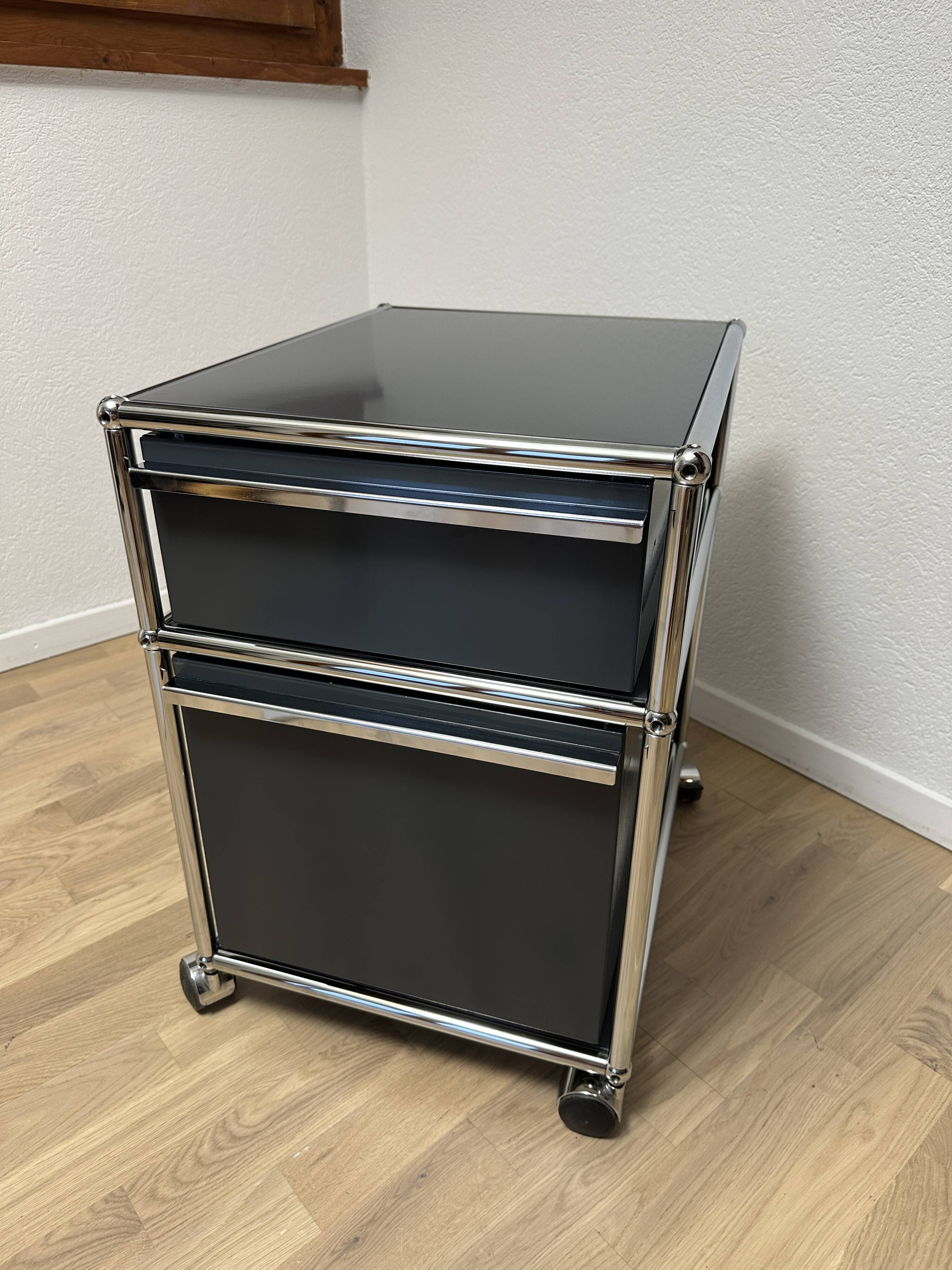 USM Haller wheeled cabinet in Anthracite Grey
