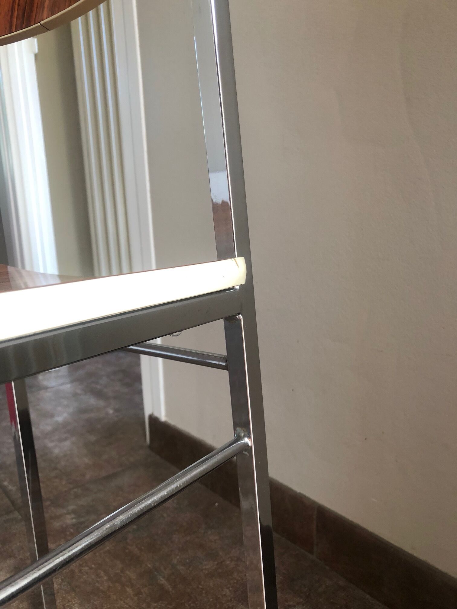 Table en formica avec sa chaise et son tabouret imitation palissandre